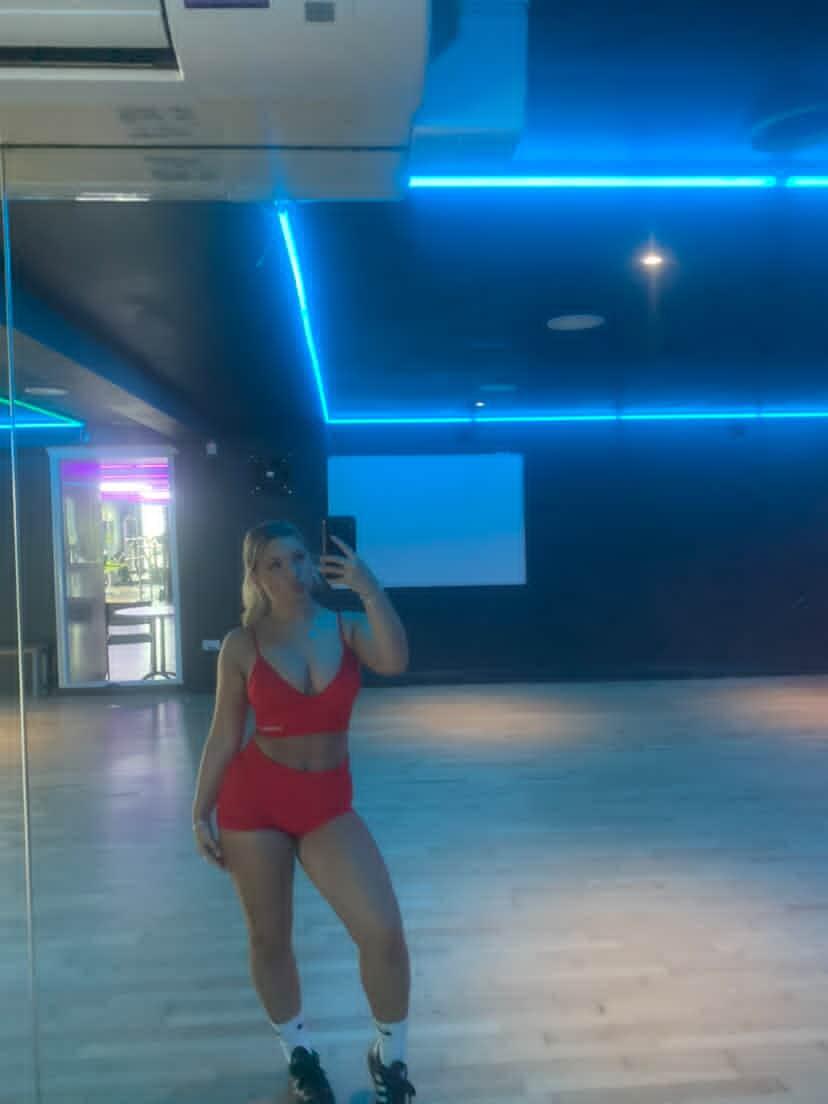 Red Seamless V - Style Sports Bra