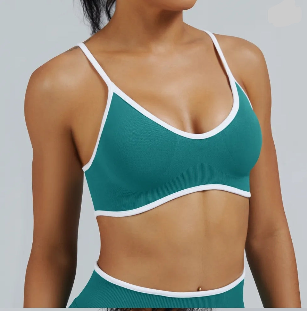 Shorts femininos sem costura Chikondi verde fitness com detalhes em branco