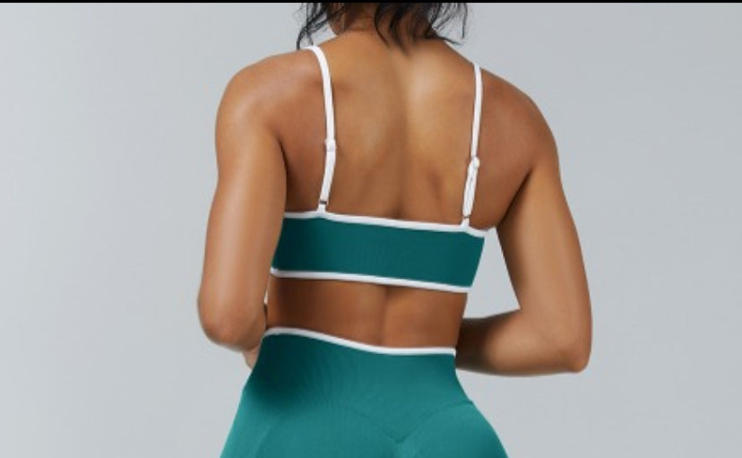 Shorts femininos sem costura Chikondi verde fitness com detalhes em branco